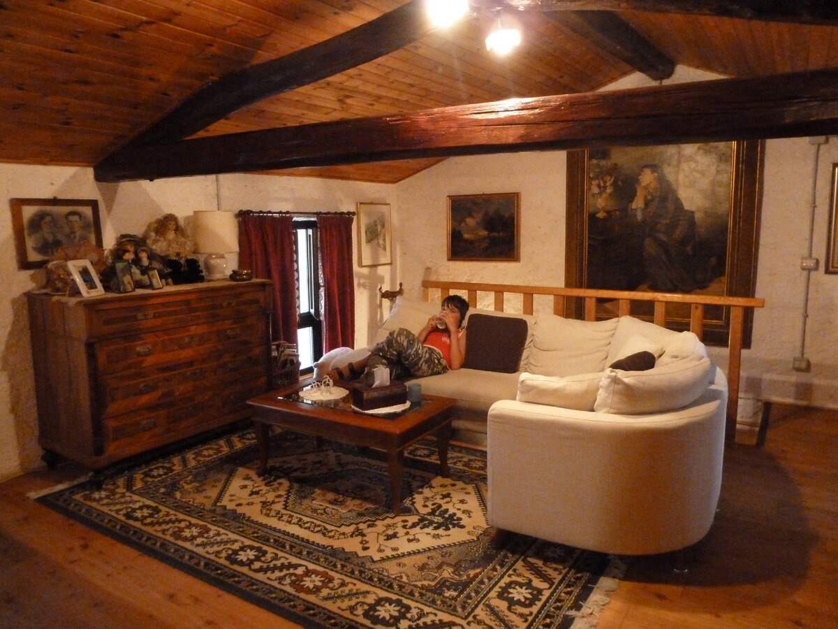 Получить большую гостиную с телевизором и настольными играми в собственное пользование -- согласитесь, недурно?