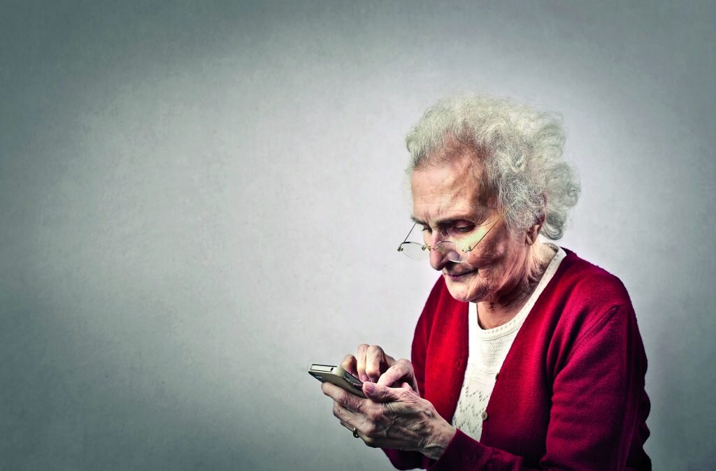 Call grandma. Бабушка со смартфоном. Фото бабушка читает смс. Grandma Birthday.