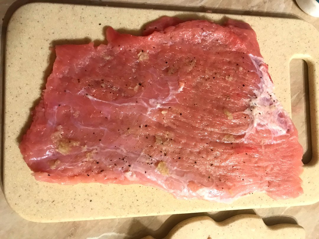 
Кусок мяса хорошенько промыть и отбить,посолить и поперчить, в чесночнице продавить чеснок и втереть в мясо.