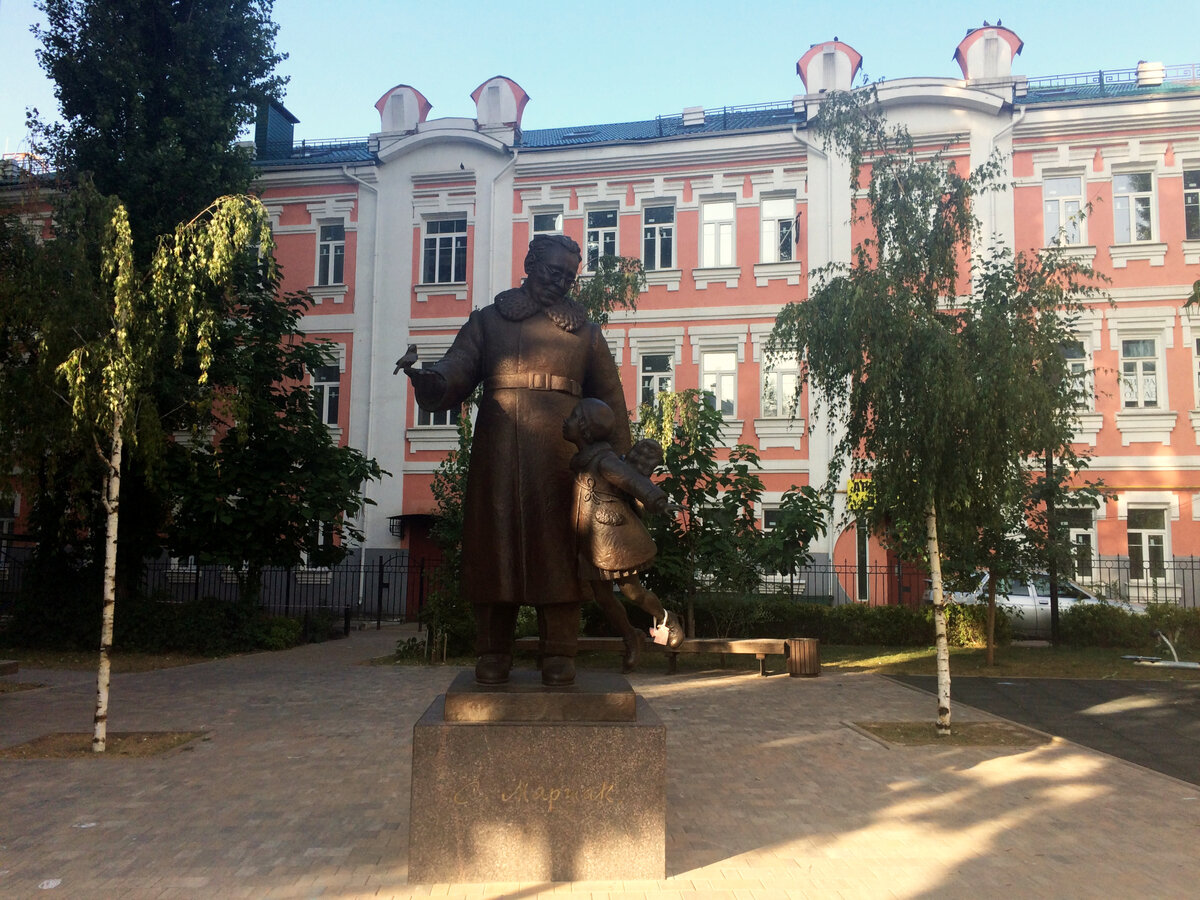 Памятник Самуилу Яковлевичу Маршаку в Воронеже 