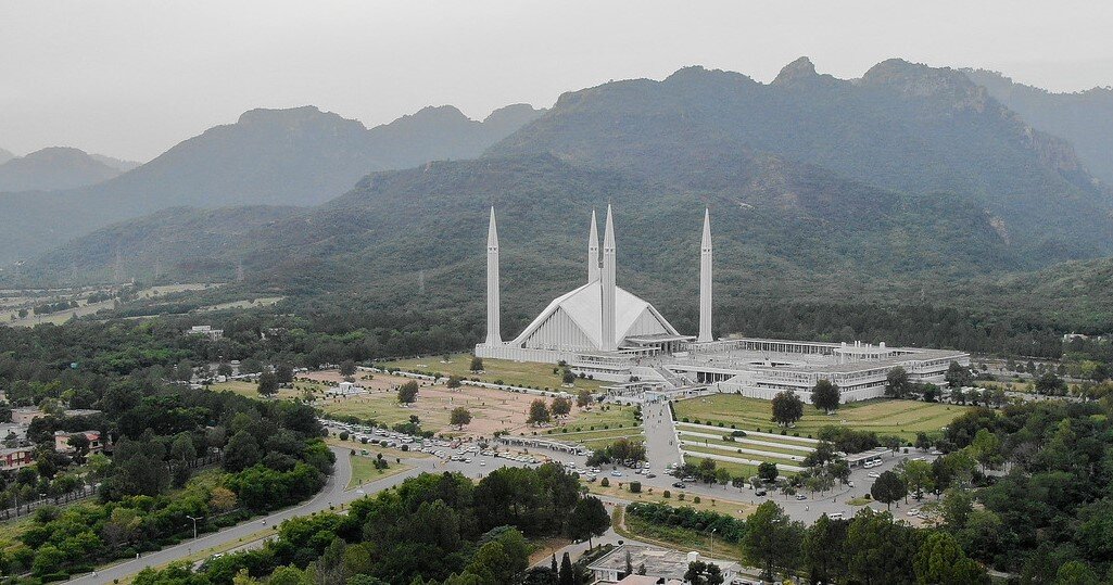 Мечеть Фейсала, самая большая в мире. Особенно впечатлил современный  дизайн мечети. 