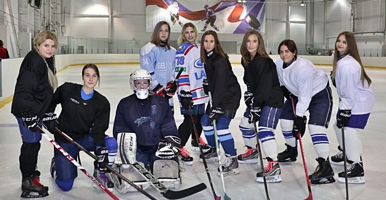  Несколько месяцев назад в Самаре появилась женская хоккейная команда «Стальные лисы». Мы попытались разобраться, что привлекает девушек в жесткой спортивной игре.