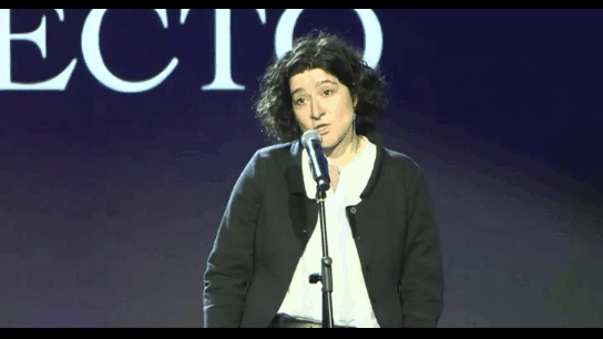 Когда я сплю, то засовываю руки в карманы вот так.