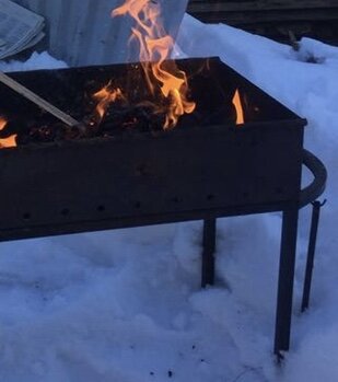 Привет, мои хорошие!!! Настала зима, но отказываться от пикников на природе никто из нас и не думает, правда😊! Не буду придумывать тысячный рецепт шашлыка, каждый его делает по своему, а расскажу о супер быстром и супер вкусном способе приготовления рыбки на мангале, который использую уже много лет и который никогда не подводил.  Итак, берёте охлажденную  или размороженную  рыбу (любую, какую любите- скумбрию, сазана, леща, я  очень люблю сибасса или дорадку), потрошите ее, промазываете снаружи и внутри лимончиком, специями для рыбы и чуть солите изнутри. В стакане разводите тузлук (вода с солью)- насыщенный раствор, и шприцуете ( 5 кубовым удобнее) рыбку по спинке с двух сторон в разных местах- расстояние примерно 4-5 см. Оставляете минут на 15-20 мариноваться, а сами в это время разводите огонь...