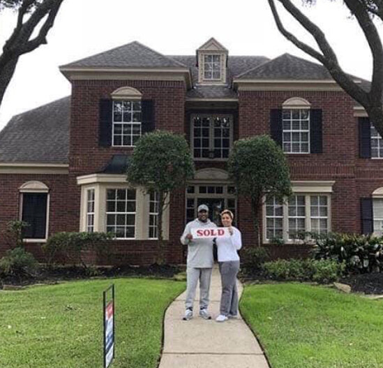 Я с мужем и ребёнком жила в станице, в 30 км от города, в двухкомнатной частичке, доставшейся мне от родителей. Он мне не законный муж забеременела , родила сына, но все ни как не расписались, времени не было . В общем живём так уже больше 6 лет. Два года назад я решила взять квартиру в городе ,в ипотеку. Полную сумму мне не одобрили, из 2,5 миллионов дали 1,7 млн. У меня было наследство от бабушки, участок земли, который я продала за 300 тыс рублей. Муж взял кредит 500 тыс . Все это мы отдали за первоначальный взнос.Сейчас я большую часть своей зп отдаю банку. За квартиру платим пополам. Все остальные расходы лежат на плечах мужа. Еда, порошки, мыло и тд, детские товары и изредка одежда. Три месяца назад строящийся дом сдался, частичку продали. Я рассчитывала на эти деньги покрыть часть ипотеки. А на оставшиеся сделаем ремонт, купим мебель и технику. Но тут самое интересное! Муж требует,чтобы после продажи я отдала ему его 500 тысяч, которые он брал в кредит за первый взнос. А остальные деньги пойдут на ремонт. Получается в ипотеку мне вложить ничего! И ремонт и покупка квартиры полностью на моих плечах? А его тогда какой вклад? Ему кажется это правильным и честным, ведь по его словам все это время мы жили на его денежки. Ну это ж полный бред. Ну как так то. Он же мне хоть гражданский, но муж и должен тоже вносить свои ноты в качество нашей жизни. Я не знаю как мне быть. Подумываю расстаться с ним и отдать ему эти долбанные 500 тыс., пусть подавиться. А мы с сыном как нибудь да протянем. Хотя понимаю, что это будет не легко. Получается так ипотека смогла мне помочь открыть глаза на человека с которым прожила почти 10 лет своей жизни. Горько и обидно конечно.