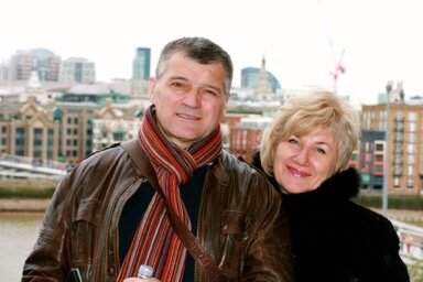 Сколько раз мы с супругой ни посещали Великобританию, и, кажется, уже ко многому должны были привыкнуть, но дороги нас удивляли всегда. Постоянно видишь что-то новое, приятно шокирующее. И в первую очередь бросаются в глаза узкие полосы автомобильных дорог. Особенно в городе. Не перестаешь удивляться, как эти громадные двухэтажные автобусы лавируют в таком плотном потоке машин и по таким узким дорогам!!!