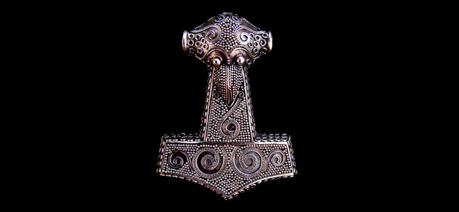 А это можно сказать «первобытный фансервис» - амулеты в виде молота Тора. Их находят и на Руси.
