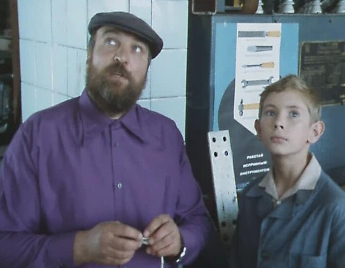 В комедийной короткометражке «В. Давыдов и Голиаф» показано противоборство мальчика-правдоискателя и дядечки-несуна. Скриншот.