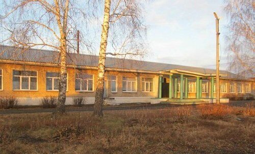 Моя школа. Всё такая же. Только сирень под окнами зачем-то вырубили.