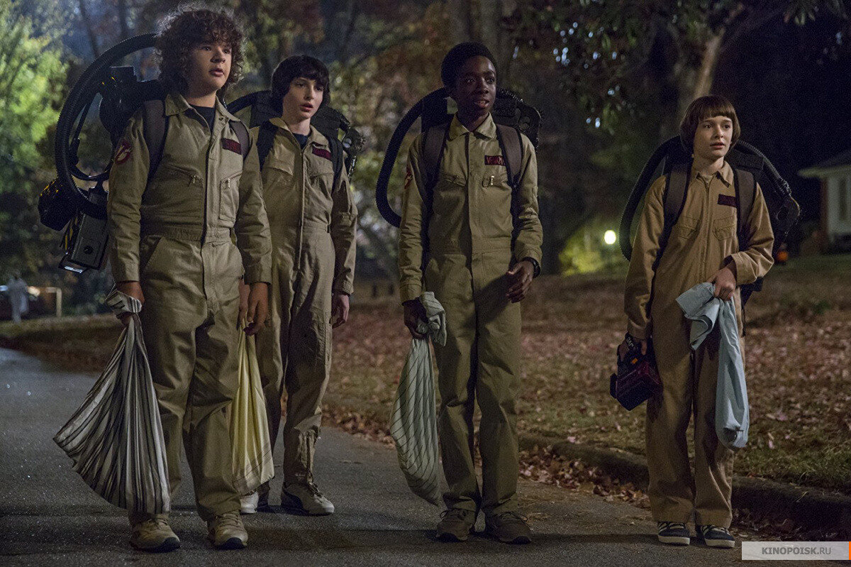 Сюжет переносит зрителя в городок «Хоукинс», штат Индиана. На дворе 1983 год. Трое друзей из средней школы Майк, Дастин и Лукас переживают трагедию: их друг Уилл пропал без вести и его поиски уже давно не приносят плодов. Но его мать в исполнении Вайноны Райдер не может смириться и просит о помощи местного шерифа Хоппера и тот берется за поиски. Параллельно с этим друзья Уилла находят в лесу странную девочку, не знающую своего имени. Одиннадцатая или сокращённо Одди, названная детьми так из за единственного слова, произнесенного ей, возможно знает где находится мальчик. Все события вкупе таинственным образом связаны с деятельностью секретной правительственной организации, ведущей исследования неподалеку от города.