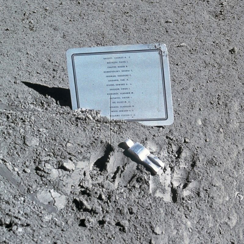 Погибший астронавт — Fallen Astronaut