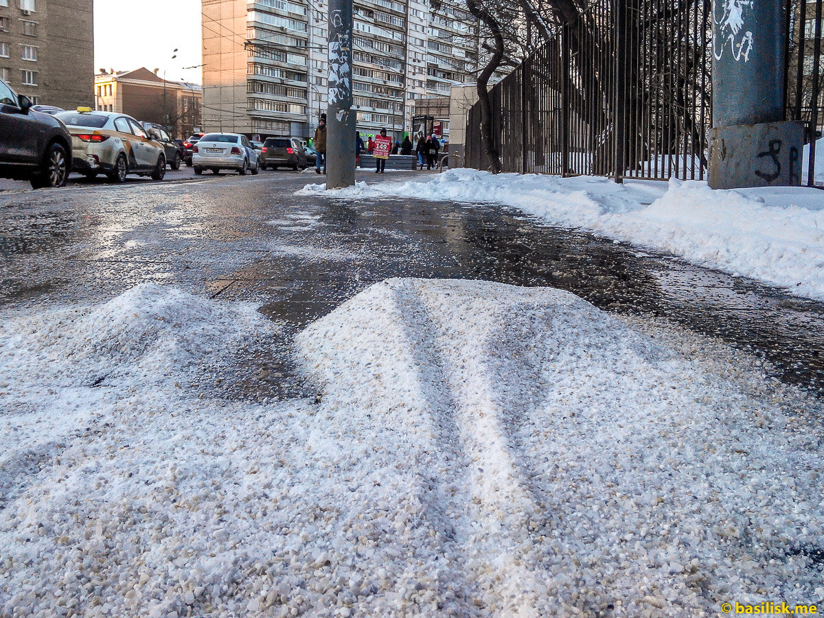 Чем посыпают москву зимой