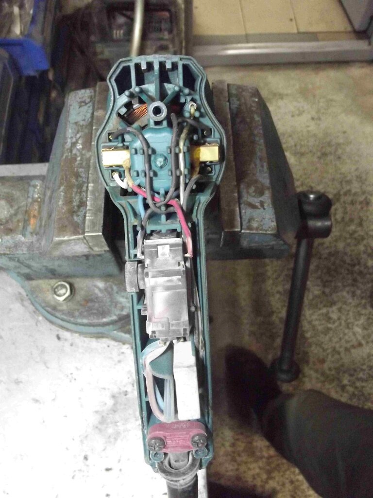 Как снять кнопку с перфоратора Замена щеток на перфораторе Makita HR 2450 ИнVелС Дзен