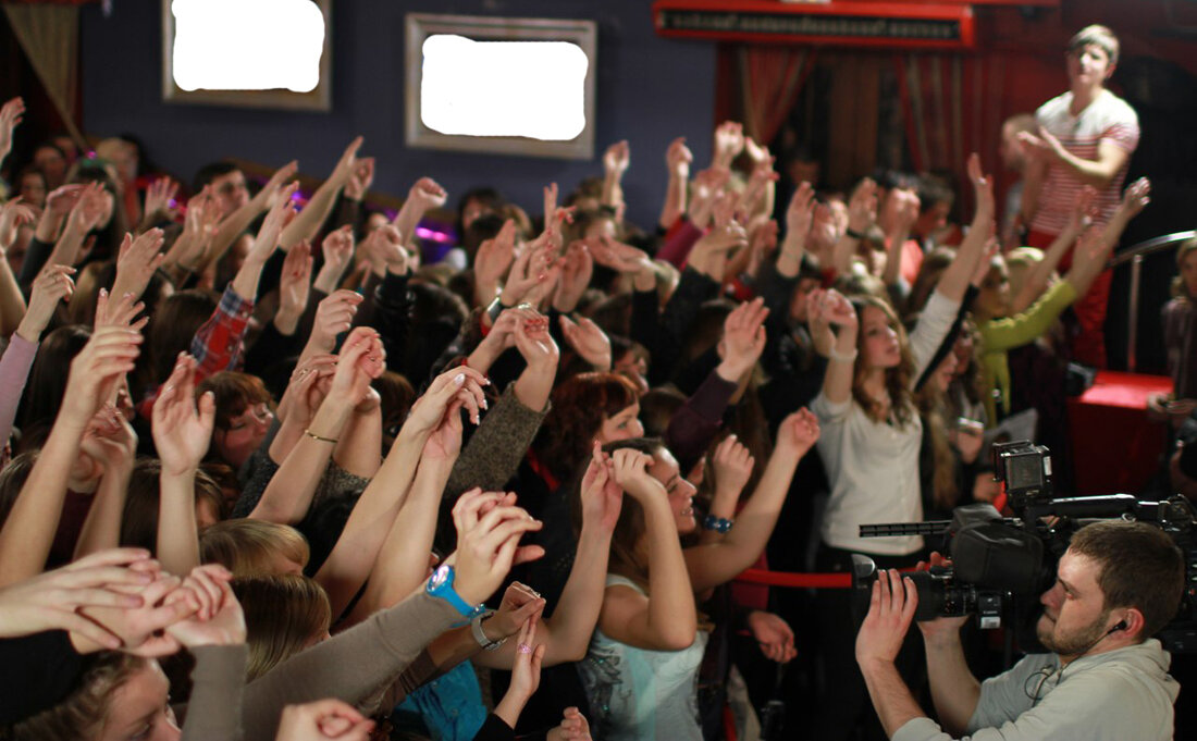 Массовка на ТВ. Источник: narasputye.ru