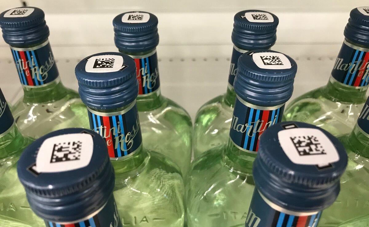 Еще задолго до обозначенной законом даты 1 июля 2018 года на полках магазинов РФ можно было наблюдать продукцию под брендом Martini с характерной наклейкой на колпаке - той самой Сервисной меткой в формате Data Matrix. 