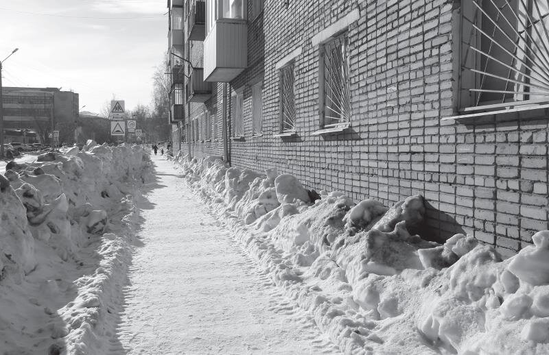 Снег вдоль дома по ул. Войкова, 84
