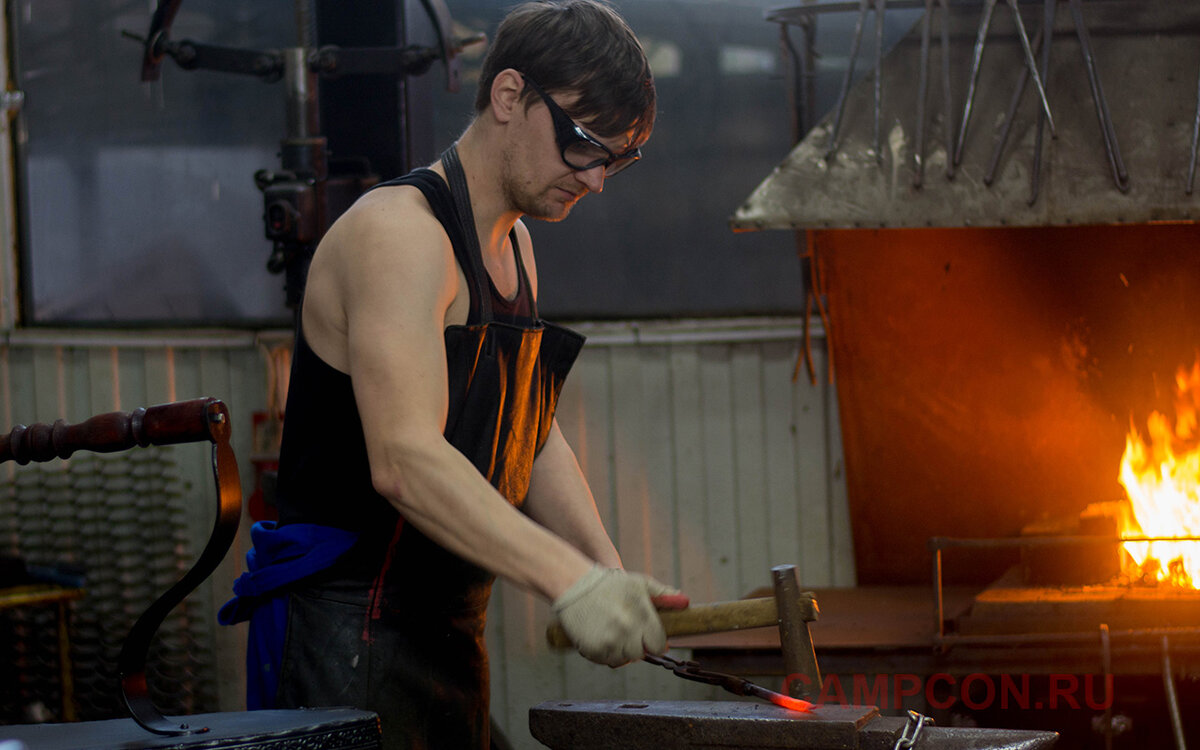 Сын Вася  пробует на вкус кузнечное ремесло