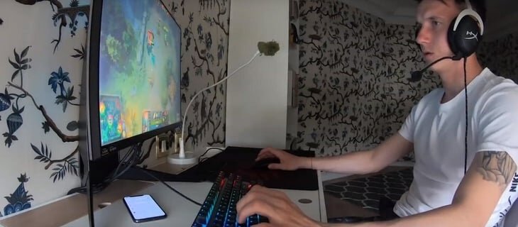 У Саши наиграно около 3000 часов еще с детства