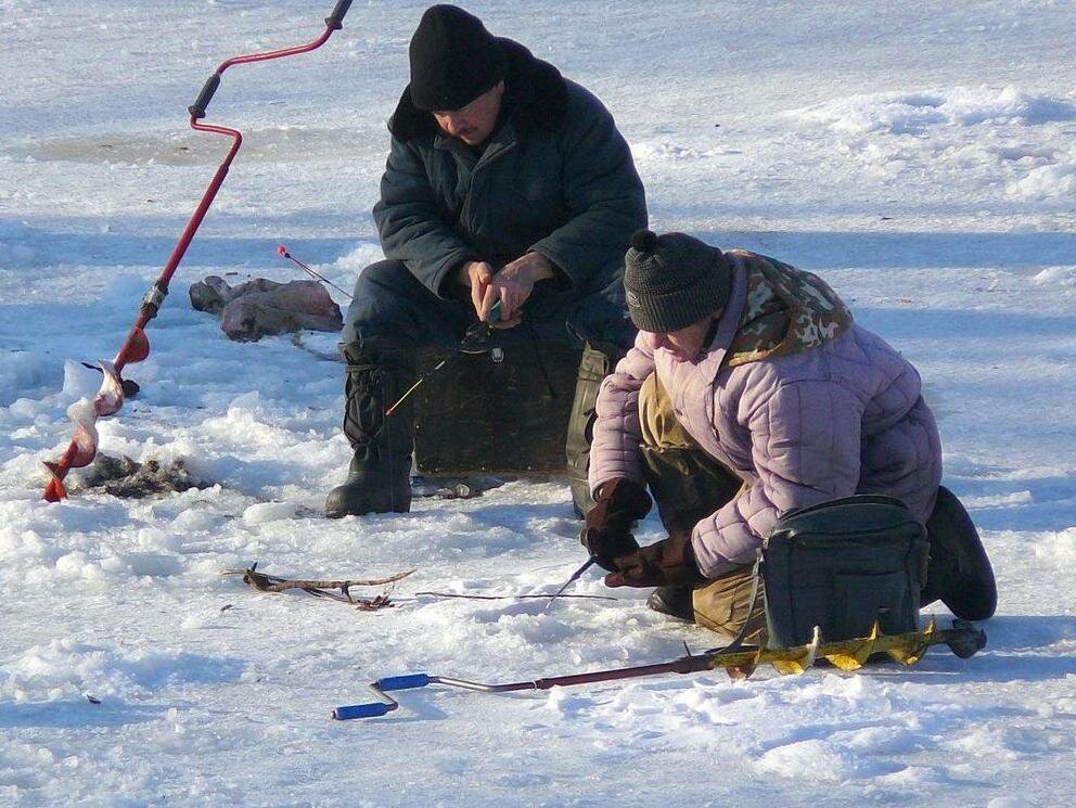 Мужик на рыбалке зимой