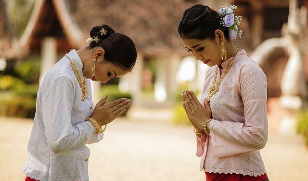 
 Загадочный Тай, азиатская страна, свой быт, суеверия и устои, много интересного и непознанного. 
 Тайланд называют страной улыбок. Здесь не принято показывать своё раздражение, недовольство и выражать гнев на людях. 
 Тайцы считают, что в голове человека живёт его душа, поэтому посторонний человек не должен прикасаться к голове другого , а тем более голове ребёнка. 