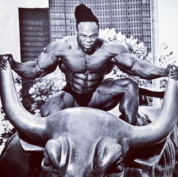 Кай Грин демонстрирует мышцы