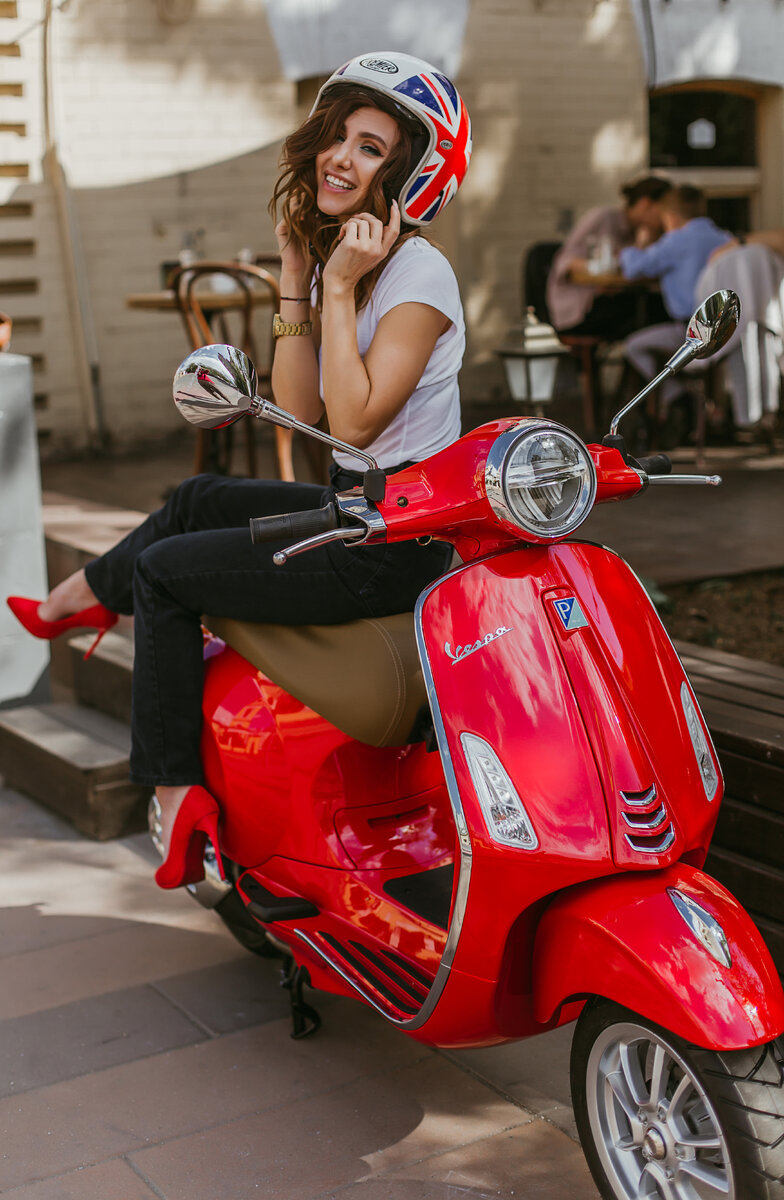 Итальянский мопед Vespa 2020 фиолетовая