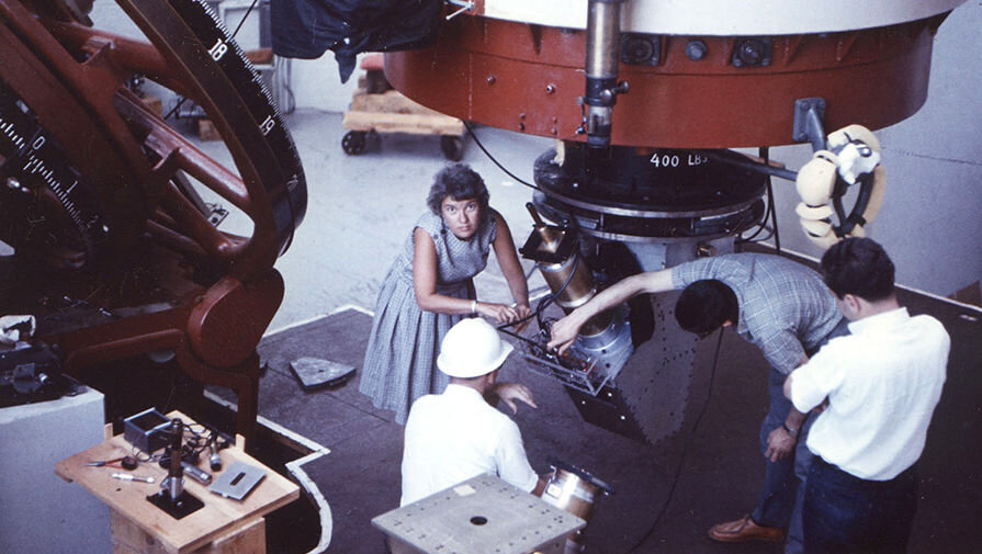 Вера Рубин за работой в 1965 году. Фото отсюда - https://www.gazeta.ru/science/2016/12/27_a_10451549.shtml