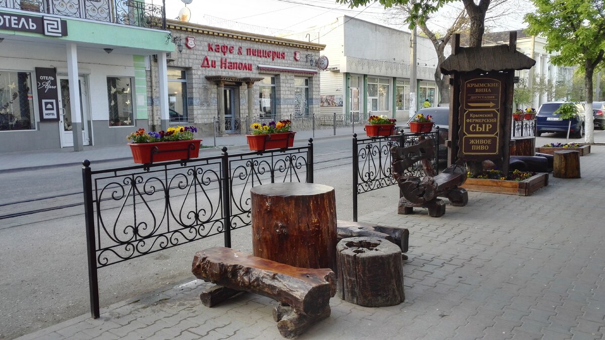 На фото: Евпатория, Старый город, улица Революции, апрель 2019