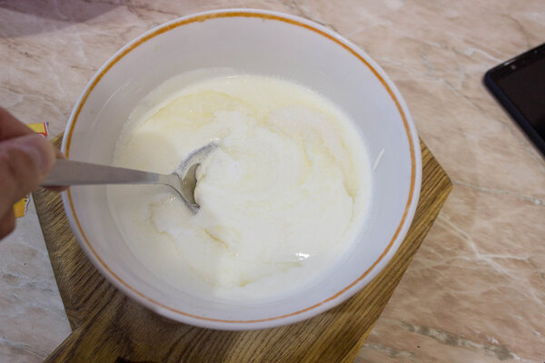 Смешиваем сметану с сахаром и солью