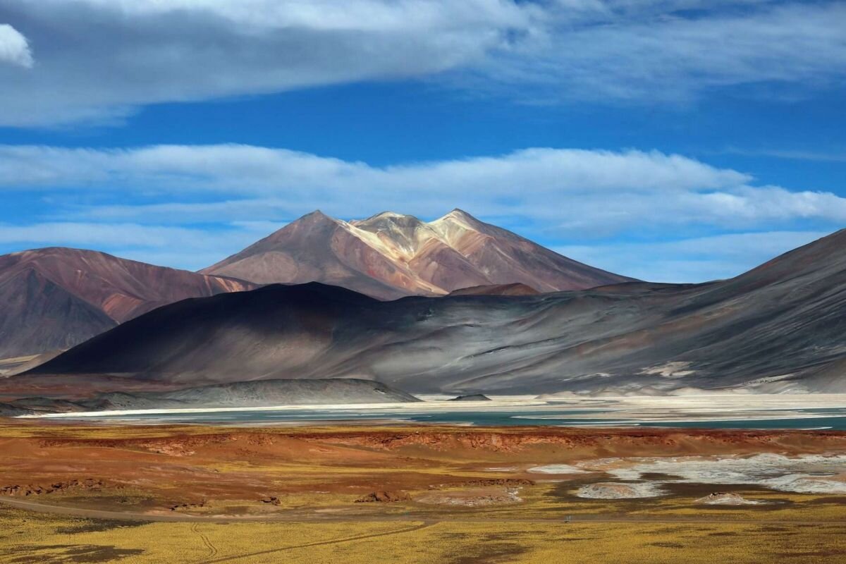 Самая южная пустыня материка. Атакама озеро. Пустыня Атакама. Atacama Desert Lakes. Озера в пустыне Атакама.