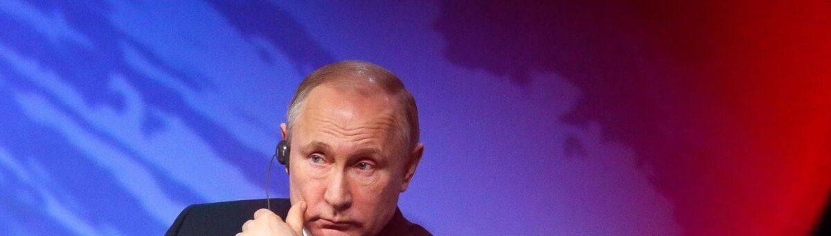 Владимир Путин, президент России, делает паузу во время пленарного заседания на Международном Арктическом форуме в Санкт-Петербурге 9 апреля. (Андрей Рудаков/Bloomberg News)