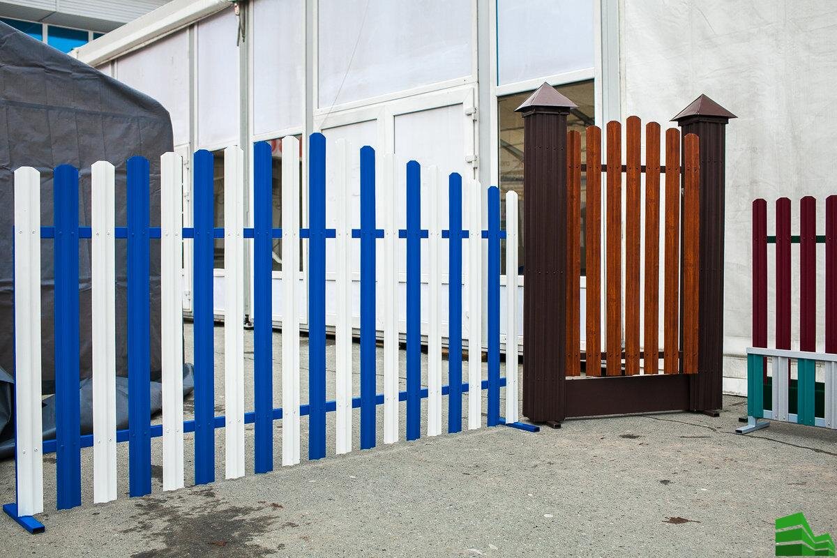 Современный забор из металлического штакетника – достойный конкурент любому виду