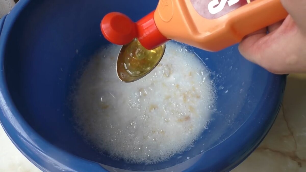Очистить сковороду содой. Кипяток в тазике. Сода от нагара. Легко отмыть. Чем можно очистить сковороду.