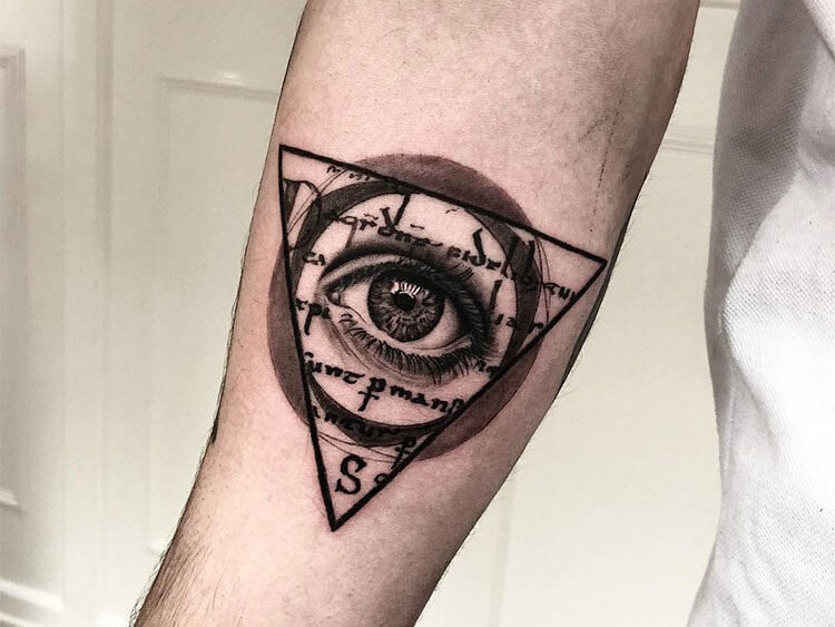 Тату глаз в треугольнике: значение символа «всевидящее око»
