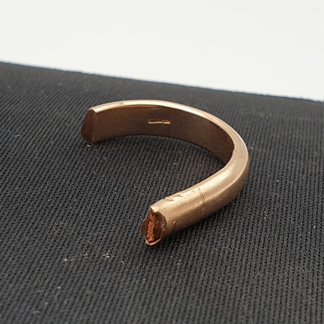 Распиленное кольцо, обратите внимание на медную сердцевину.