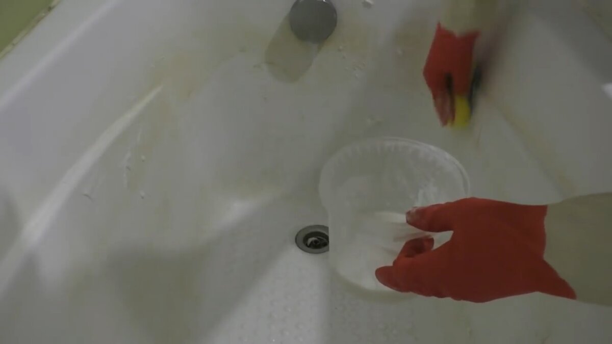 Чем отмыть желтое в ванной. Осадок после содовой ванны. Отмыть ванну. Соляная кислота отмыть ванну. Как почистить ванну лимонной кислотой.