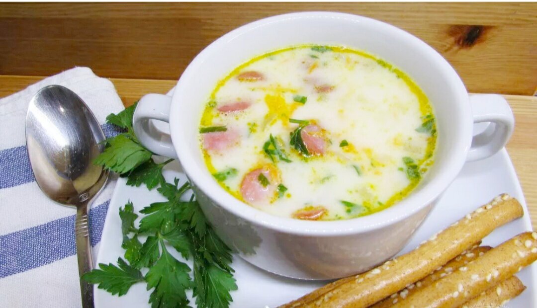 Вкусный суп с плавленным сыром. Сырный суп с копчеными колбасками. Суп с копчёной курицей и плавленым сырком. Суп с плавленным сыром. Сырный суп с коп.