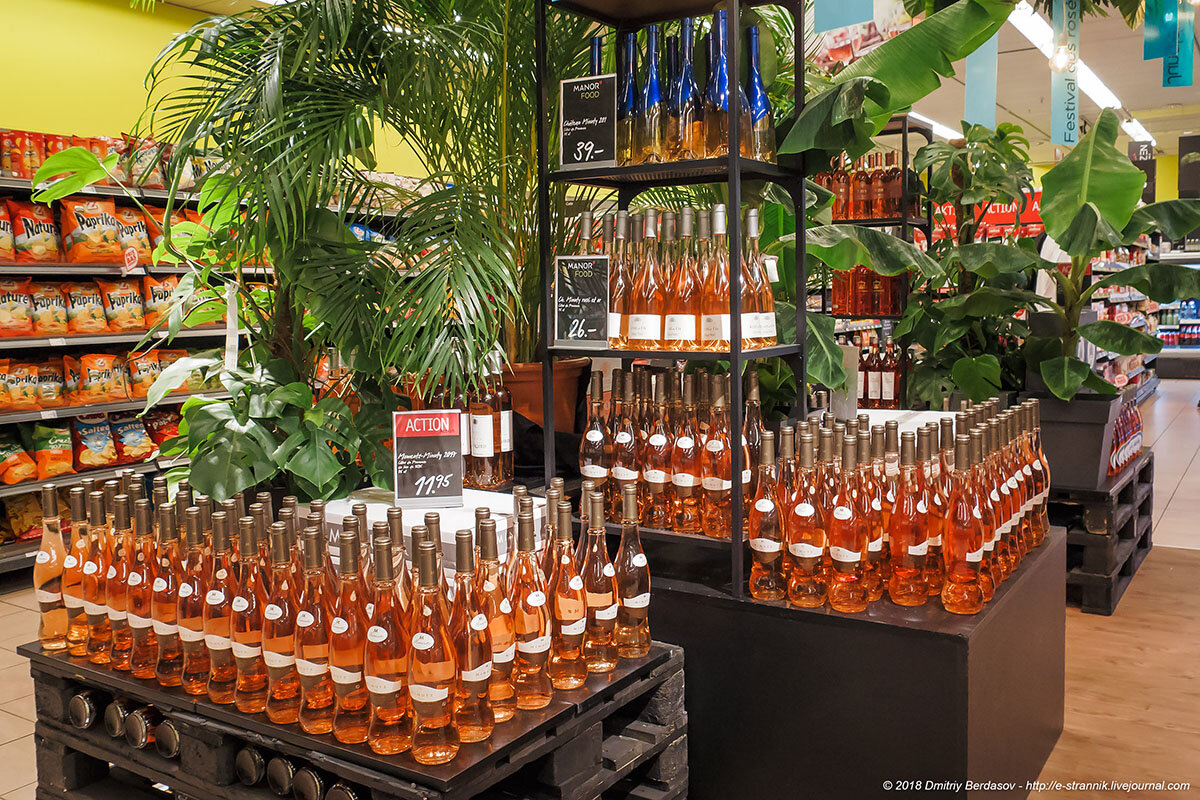 Полки супермаркета. Живой супермаркетах. Живой супермаркетах. Живой супермаркетах. Работник супермаркета.