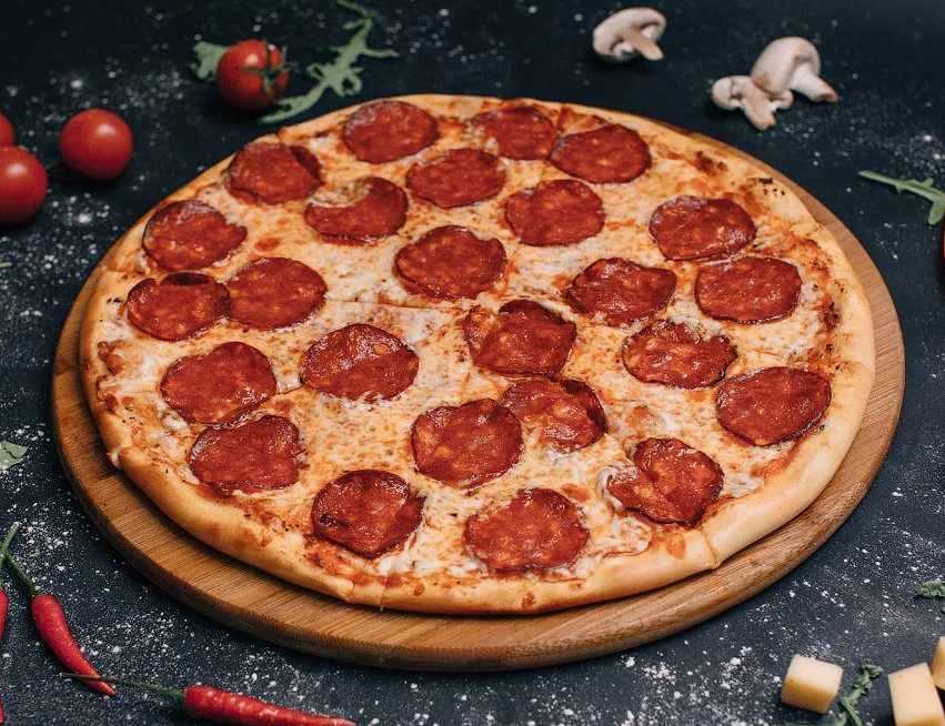 пицца пепперони италия. вкусная пицца пепперони. пицетта пепперони. две пиццы пепперони. пицца пепперони рецепт классический.