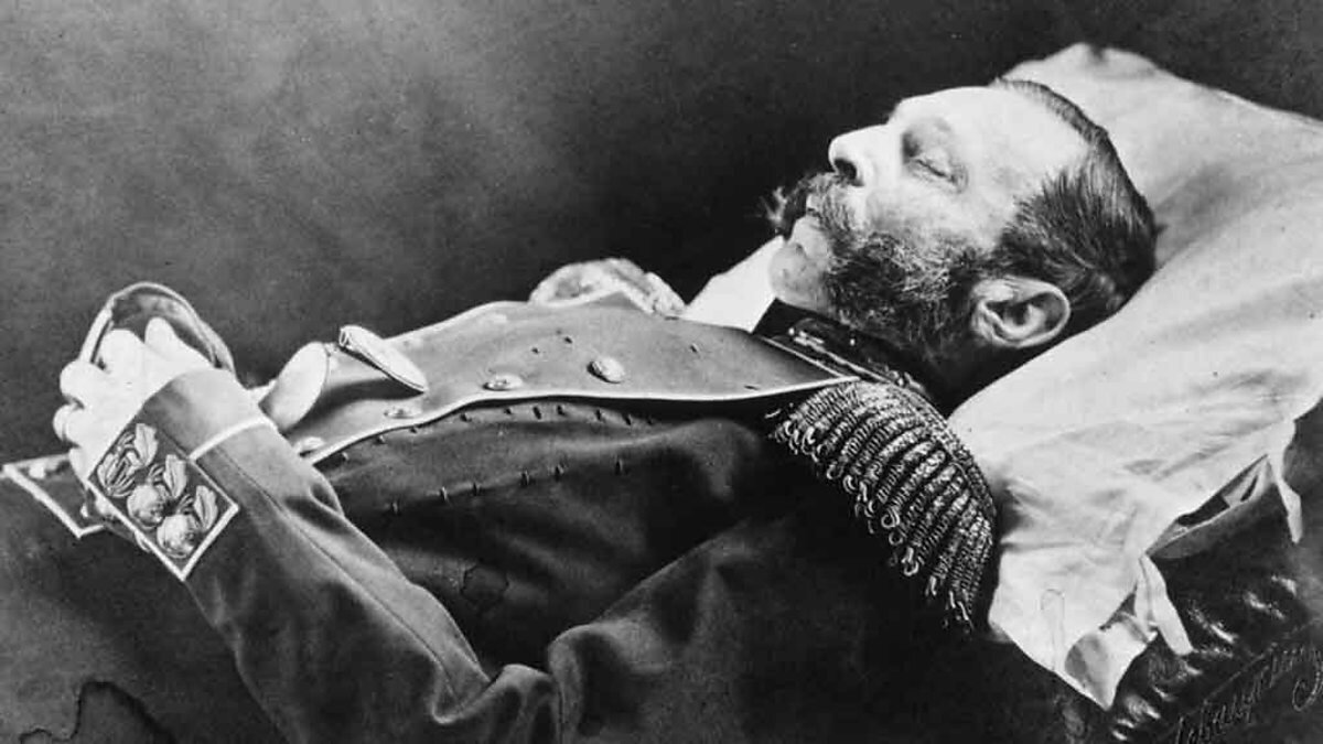 Император Александр II "Освободитель" на смертном одре. Источник изображения открытая база "Яндекс. Картинки".
