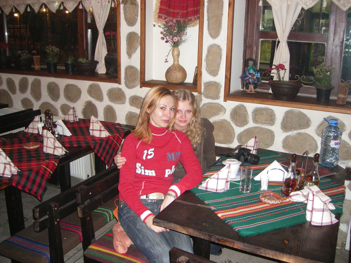 Это механа - традиционный ресторан в Болгарии. Ну и, собственно, я (с подругой) 10 лет назад