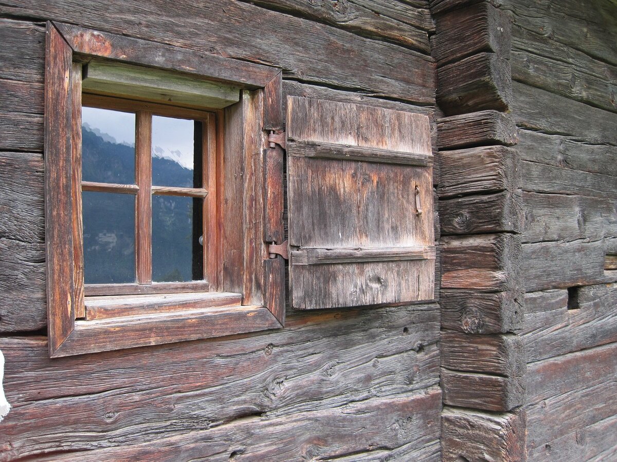 Деревянное деревенское окно