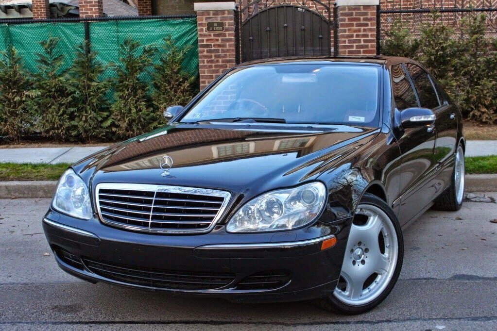  Mercedes-Benz S-class w220 под капотом 245л.c (идеально для нашего транспортного налога). Он интересен конечно своим не устаревшим дизайном, комфортной подвеской и если ездить аккуратно то все будет отлично.   