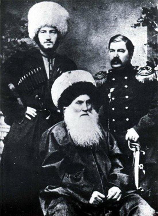 На фото - имам Шамиль, его сын Гази-Мухаммад и пристав А. Руновский.
