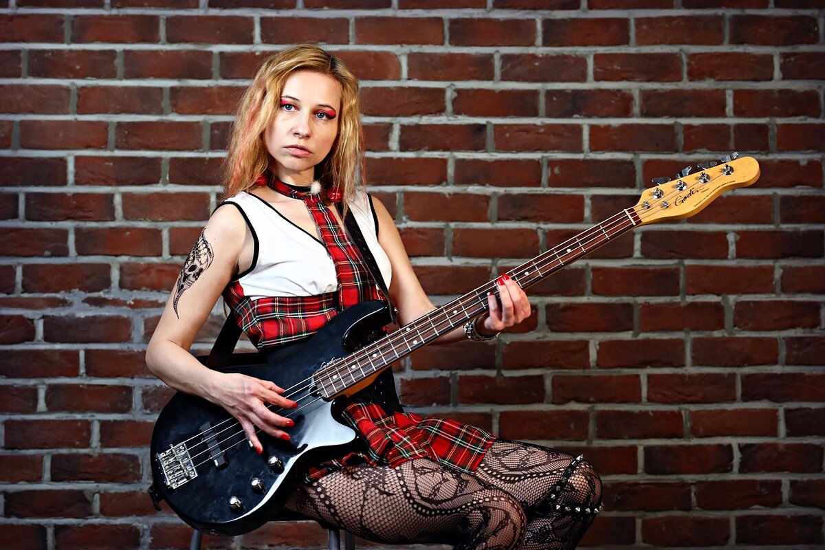 Катя Колмогорцева бас гитара