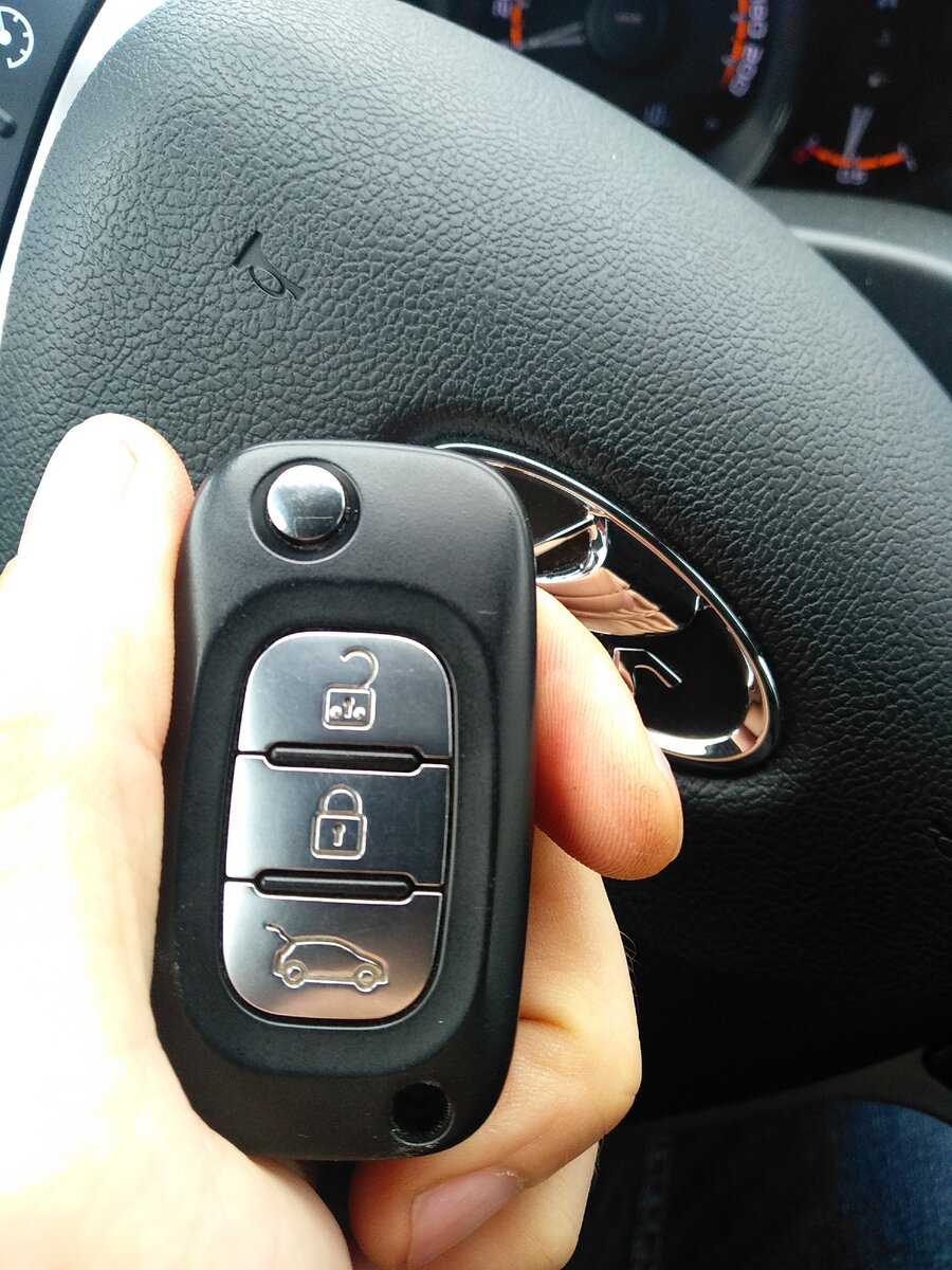 Брелок с кнопками управления охранной системы Лада Веста.