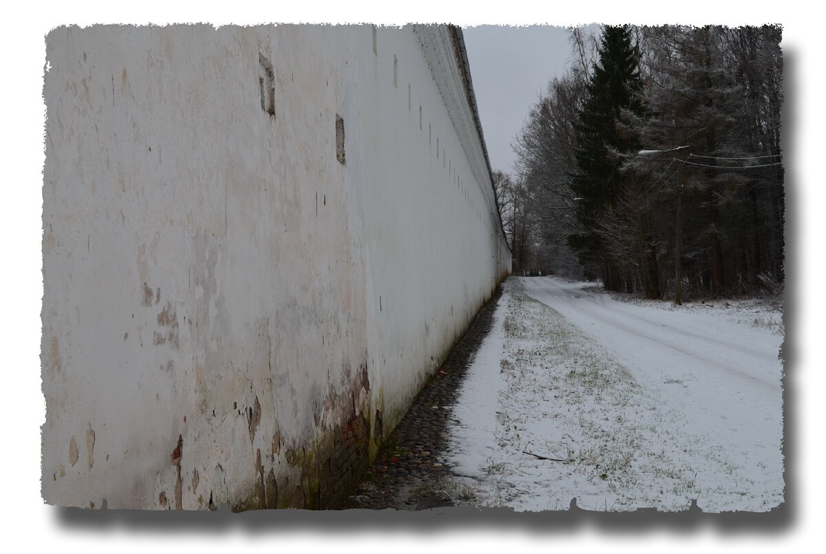 Крепостная стена монастыря /Авторское фото/