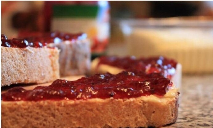 Хлеб с вареньем