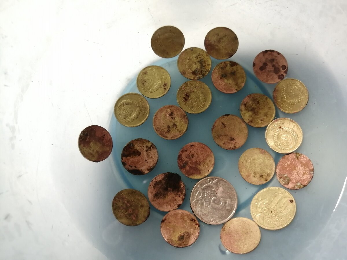 Нашел монеты дома. Нашел монетку. Старинные медные монеты найденные в Запорожской обл. Дефекты старинных монет. Старые монеты рассыпаны.