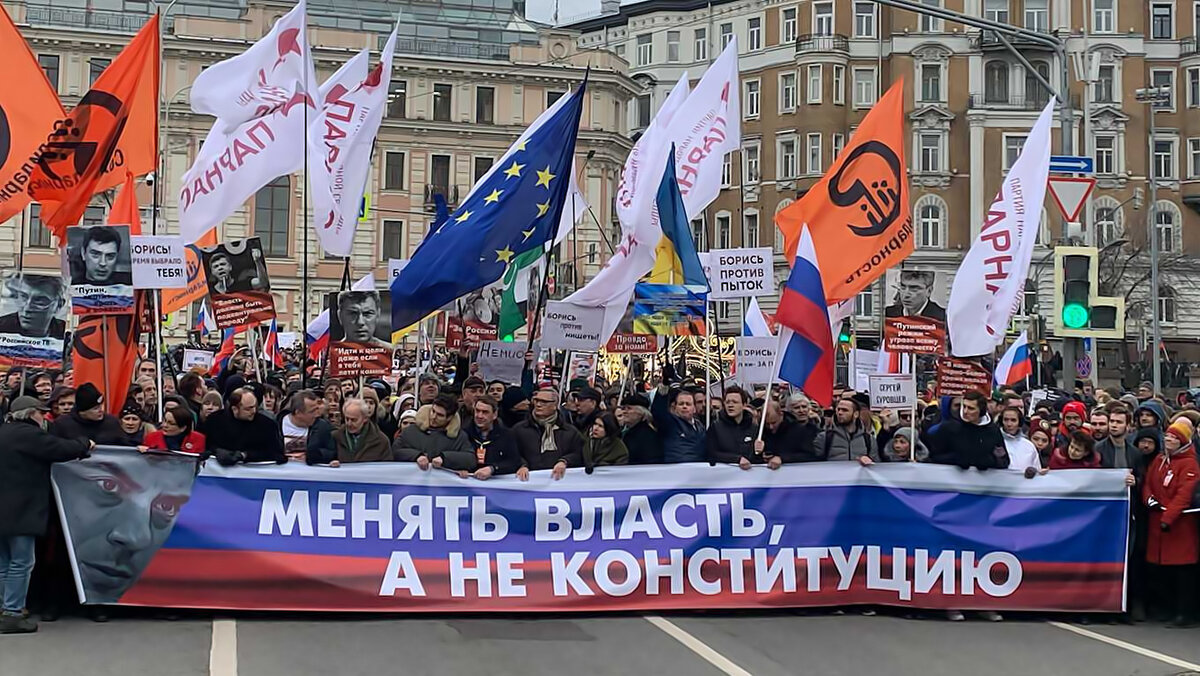 Во время марша в Москве активисты развернули плакат с надписью «смени власть, а не конституцию».
